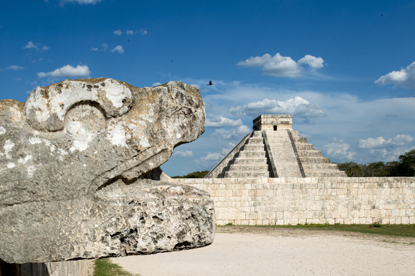Visita Guiada a Chichén Itzá: Historia Viva del Mundo Maya